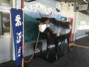 米沢駅の牛