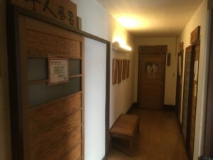 旅館大沼の温泉入口（1階）