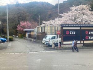 鉛温泉へのバス風景（大沢温泉山水閣）