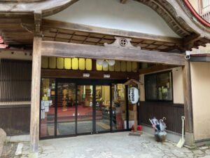 藤三旅館（鉛温泉）入り口