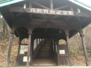 宮沢賢治記念館までの階段
