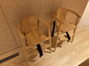 キトウシの森きとろん（東川町）のレストランにある子供用椅子