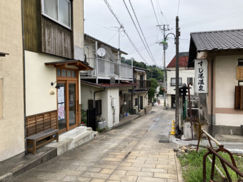 すじ湯温泉前の通り