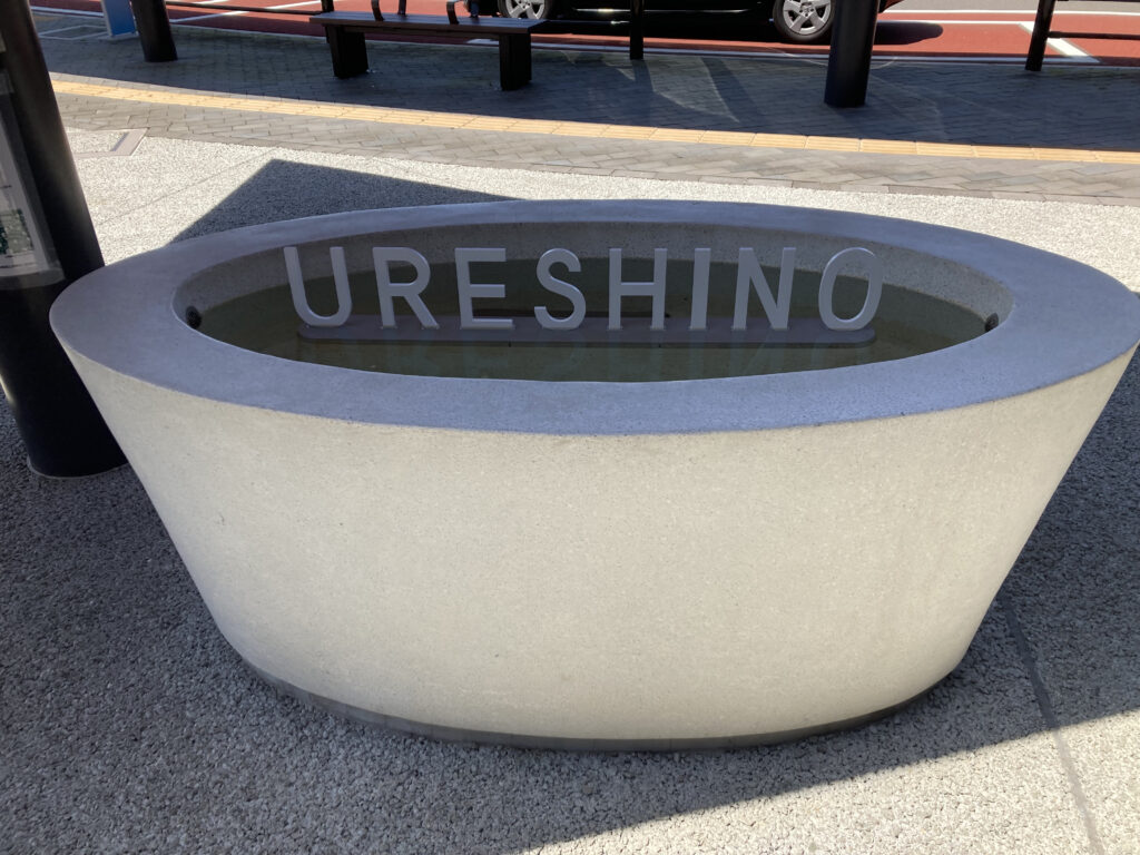 嬉野温泉駅前のモニュメント