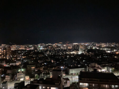 OMO7高知 by 星野リゾートのうたげスートの窓からの眺め（夜）
