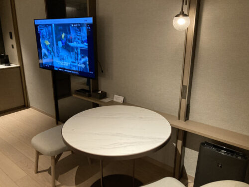 長崎マリオットホテルの部屋（プレミアムハーバービューバルコニー1キング）のテーブル