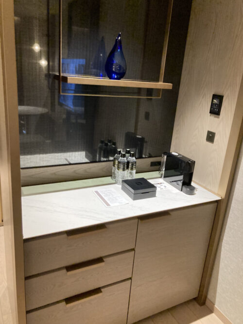 長崎マリオットホテルの客室部屋（プレミアムハーバービューバルコニー1キング）のミニバー