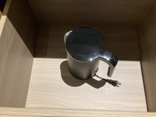 長崎マリオットホテルの客室部屋（プレミアムハーバービューバルコニー1キング）の電気ケトル