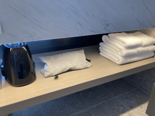 長崎マリオットホテルの客室部屋（プレミアムハーバービューバルコニー1キング）のバスタオルとアイロン