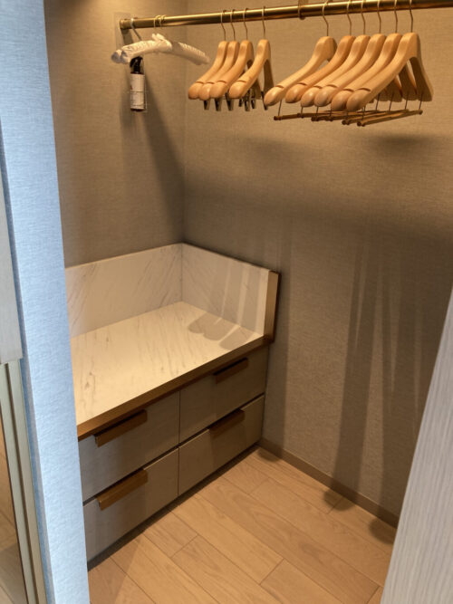 長崎マリオットホテルの客室部屋（プレミアムハーバービューバルコニー1キング）のウォークインクローゼット