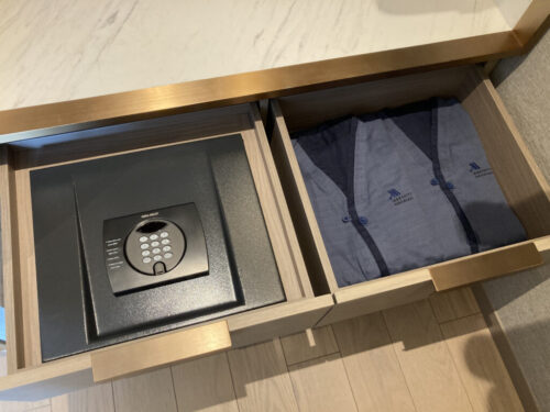 長崎マリオットホテルの客室部屋（プレミアムハーバービューバルコニー1キング）のクローゼットの中（金庫と部屋着）