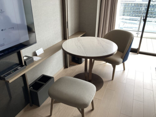 長崎マリオットホテルの客室部屋（プレミアムハーバービューバルコニー1キング）のテーブル