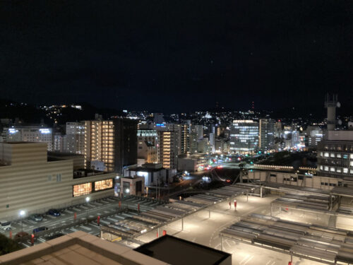 長崎マリオットホテルの客室部屋（プレミアムハーバービューバルコニー1キング）のバルコニーからの夜景