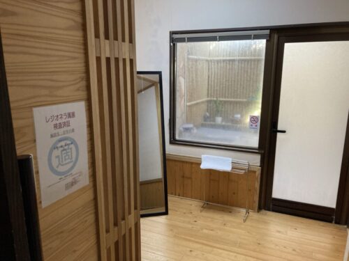 百年の湯の貸切風呂（家族風呂）「露天の湯」の脱衣所