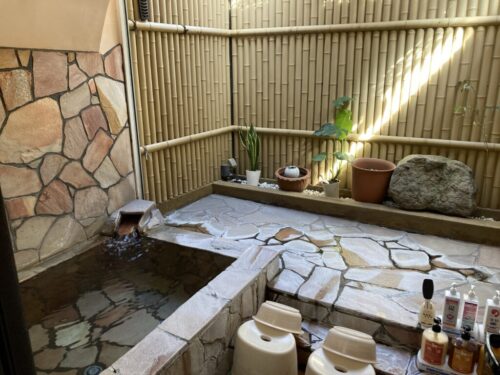 百年の湯の貸切風呂（家族風呂）「露天の湯」の露天風呂