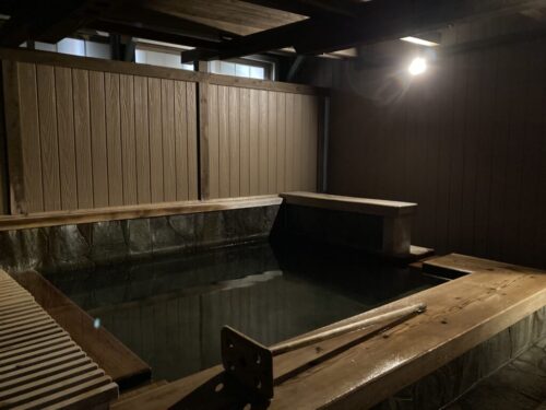 ことぶき屋の貸切風呂（半露天）の浴槽