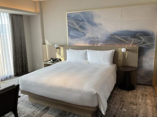 大阪ステーションホテルオートグラフコレクションの部屋（シグネチャーキング）
