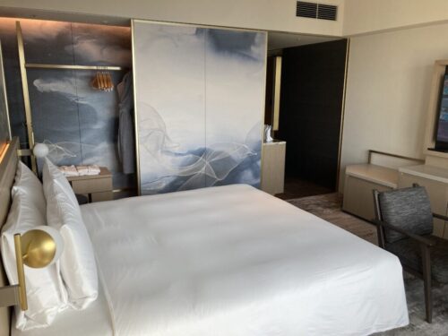 大阪ステーションホテルオートグラフコレクションの部屋（シグネチャーキング）のベッド