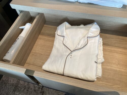 大阪ステーションホテルオートグラフコレクションの部屋（シグネチャーキング）のルームウェア