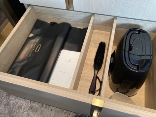 大阪ステーションホテルオートグラフコレクションの部屋（シグネチャーキング）のアイロンとランドリーバッグ