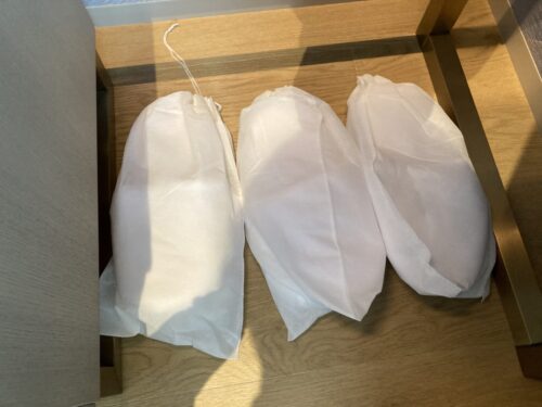 大阪ステーションホテルオートグラフコレクションの部屋（シグネチャーキング）のスリッパ