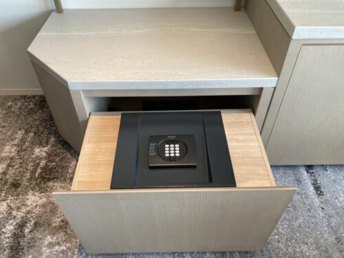 大阪ステーションホテルオートグラフコレクションの部屋（シグネチャーキング）のセキュリティボックス（金庫）