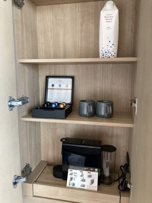 大阪ステーションホテルオートグラフコレクションの部屋（シグネチャーキング）のコーヒーメーカーとミネラルウォーター