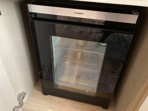 大阪ステーションホテルオートグラフコレクションの部屋（シグネチャーキング）の冷蔵庫