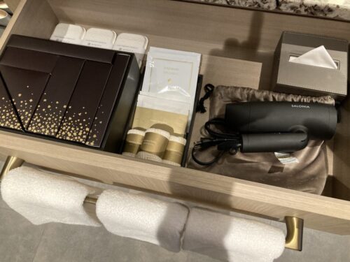 大阪ステーションホテルオートグラフコレクションの部屋（シグネチャーキング）のアメニティ