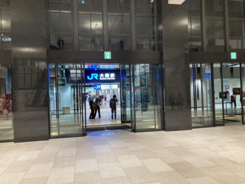 大阪駅からKITTE大阪の入口