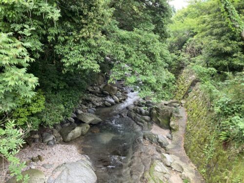 割烹旅館みはる荘のそばを流れる川