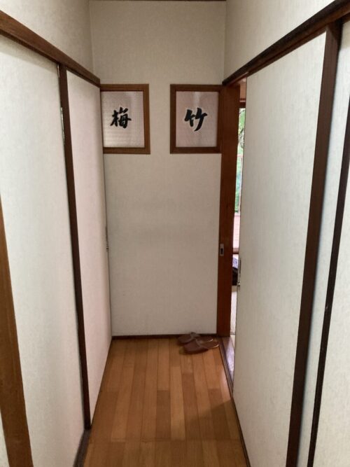 割烹旅館みはる荘の和室のドア