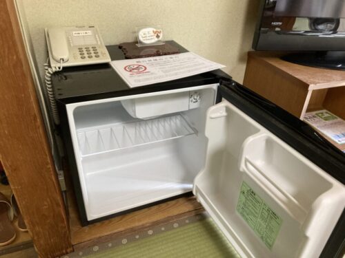 割烹旅館みはる荘の和室の冷蔵庫
