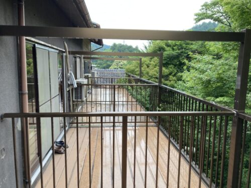 割烹旅館みはる荘の和室のベランダ