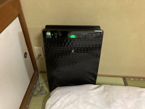 割烹旅館みはる荘の和室の空気清浄機