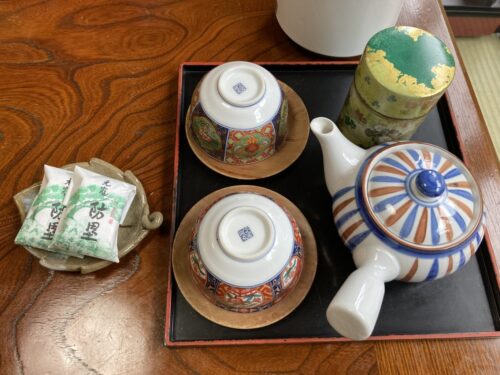 割烹旅館みはる荘の和室（お茶とお茶菓子）