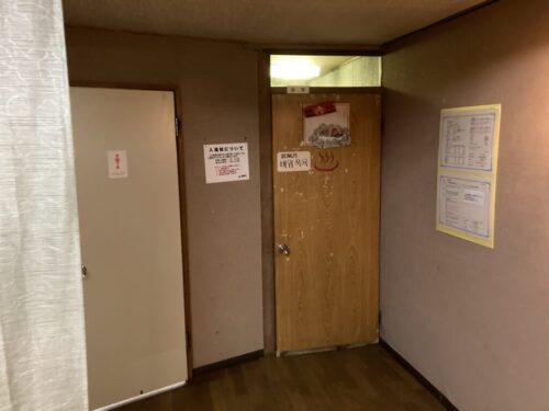 割烹旅館みはる荘の岩風呂の入口ドア