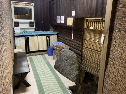 割烹旅館みはる荘の岩風呂の脱衣所