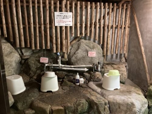 割烹旅館みはる荘の岩風呂のシャワー