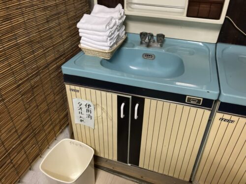 割烹旅館みはる荘の岩風呂の脱衣所