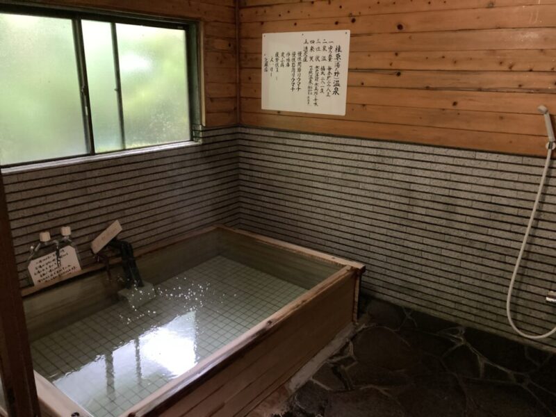 割烹旅館みはる荘の檜風呂