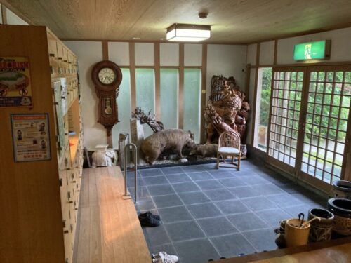 割烹旅館みはる荘のフロント玄関