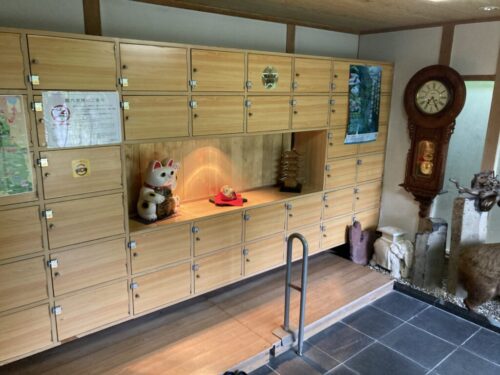 割烹旅館みはる荘のフロント玄関