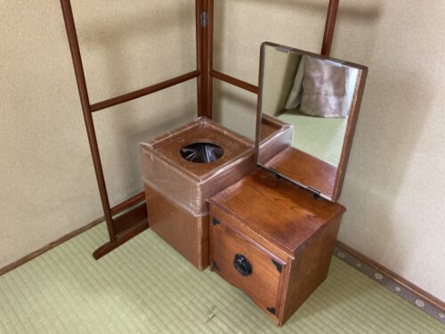 割烹旅館みはる荘の和室の化粧台