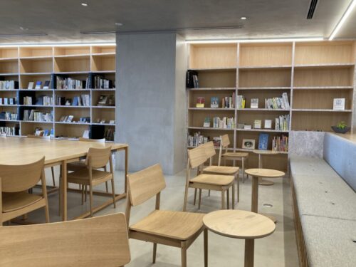 武雄旅書店の内観