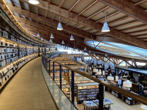 武雄市図書館の内観
