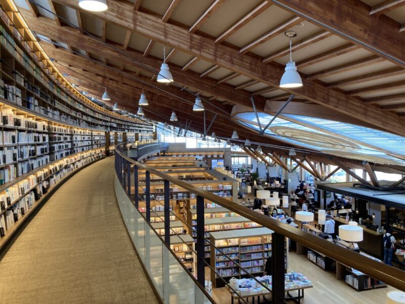 武雄市図書館の内観
