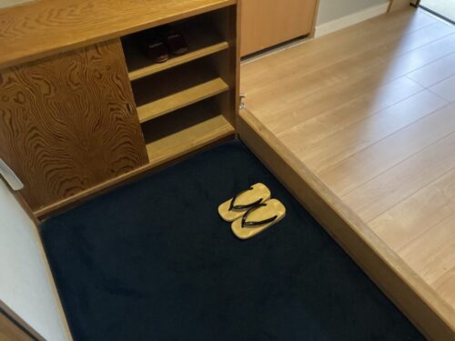 和多屋別荘の客室（【タワー棟】青森ヒバ使用・内風呂付き客室(禁煙)）の玄関