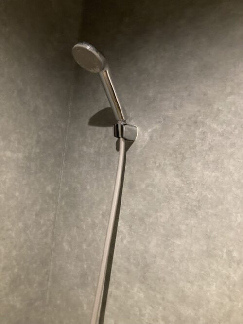 和多屋別荘の客室（【タワー棟】青森ヒバ使用・内風呂付き客室(禁煙)）の部屋風呂のシャワー