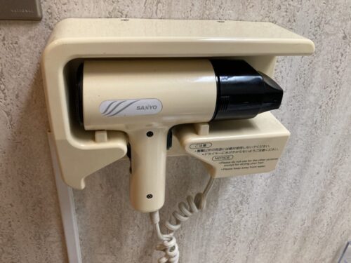 和多屋別荘の客室（【タワー棟】青森ヒバ使用・内風呂付き客室(禁煙)）の洗面所にあるドライヤー